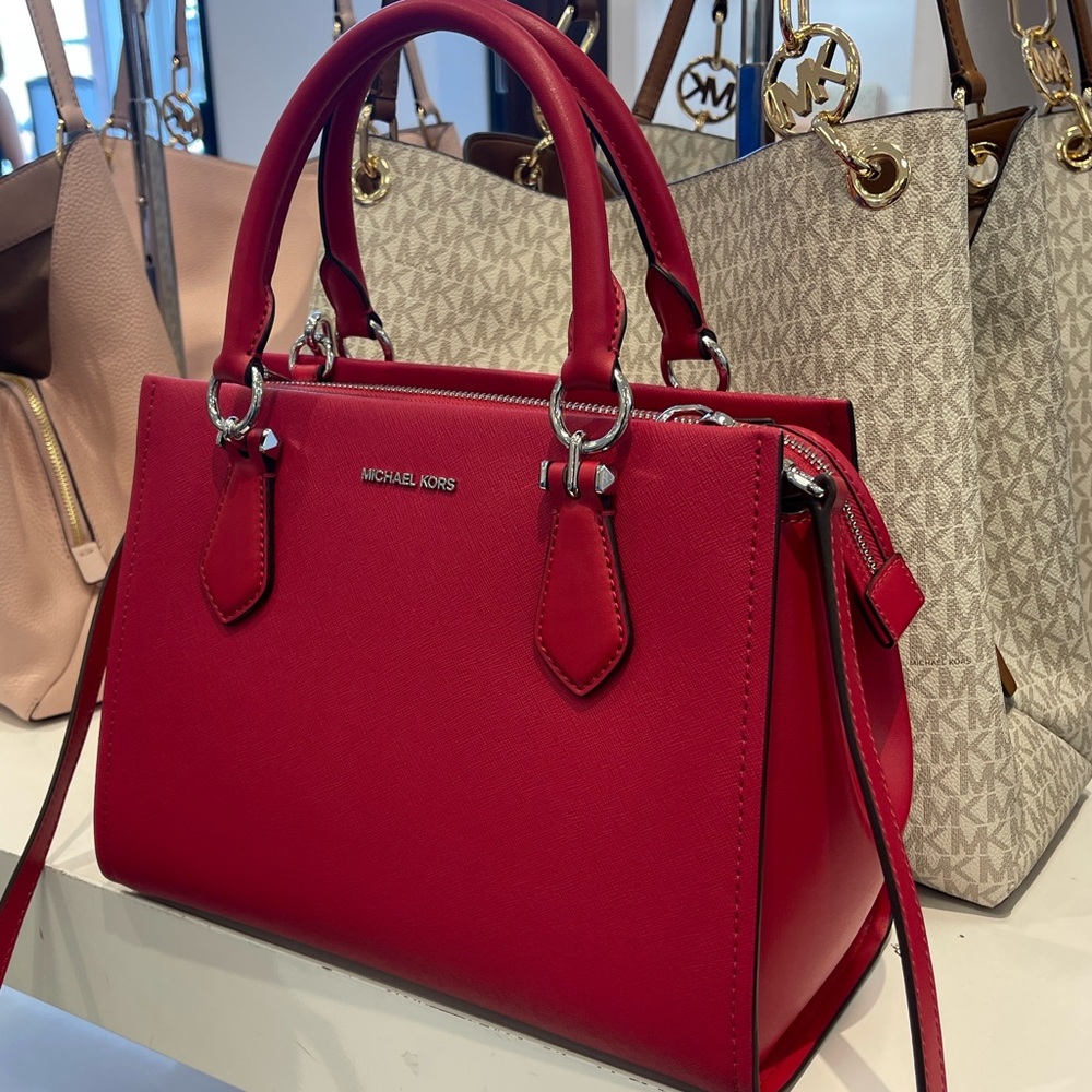 MICHAEL KORS Marilyn Medium Signature Logo Tote Bag
Dark Raspberry
NWT - Picture 9 of 16